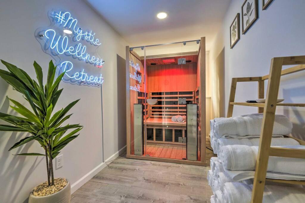 New! Updated Mystic Home W/ Sauna, Hot Tub & Deck 外观 照片