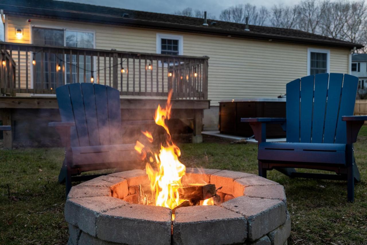 New! Updated Mystic Home W/ Sauna, Hot Tub & Deck 外观 照片